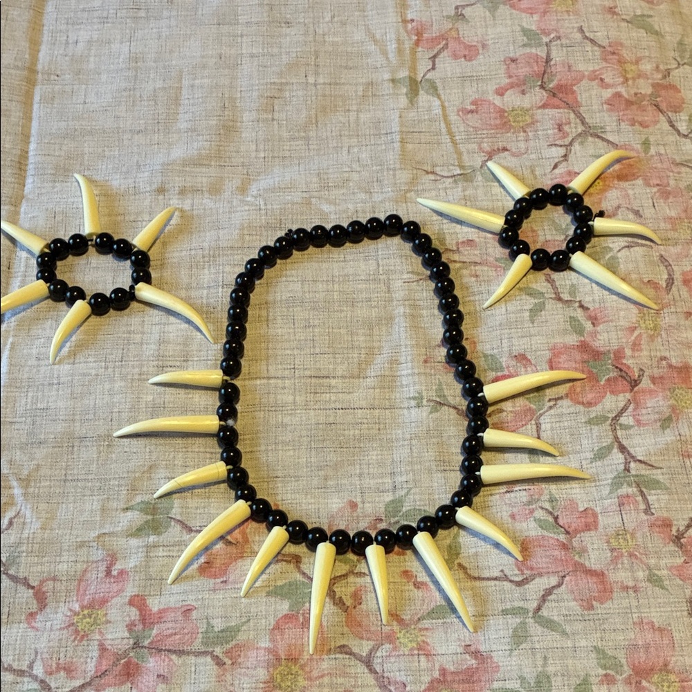 Halloween, Black Beaded elastic necklace , saber teeth , with matching Bracelets